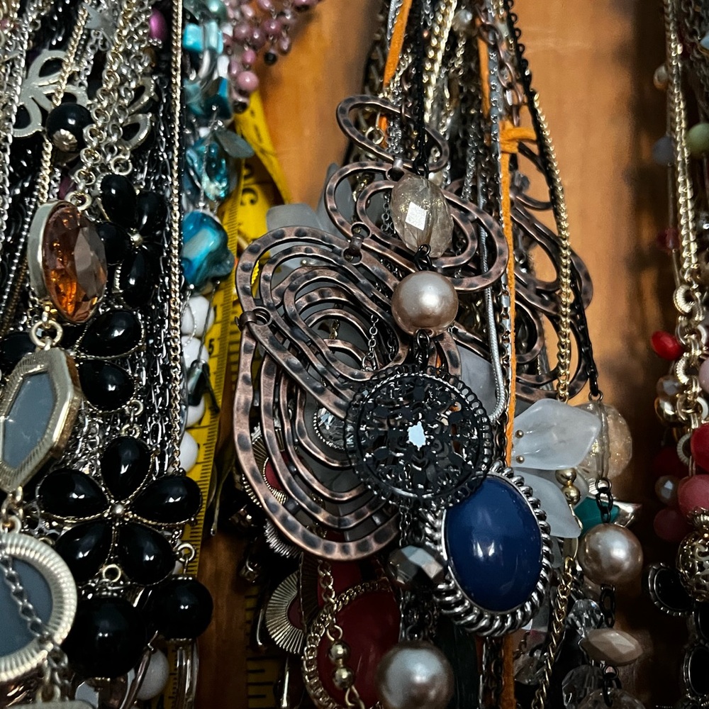 3Lbs of Necklaces Vintage to now . All wearable. ‼️A few bundles available ‼️ - Picture 8 of 11